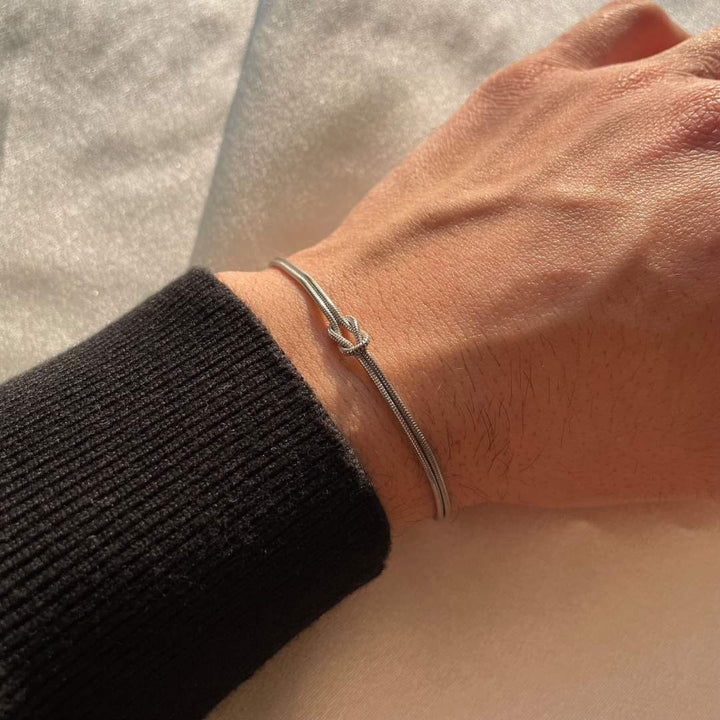 Elva minimalistinen solmurannekoru