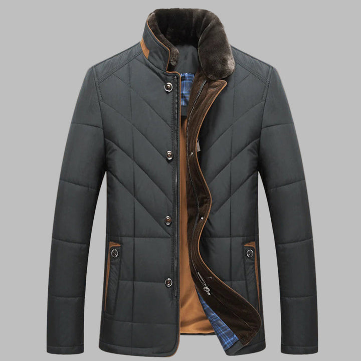 Donkergroene gewatteerde winterjas voor heren met bruine accenten, opstaande kraag en knoopsluiting. Stijlvolle en warme herenmode.