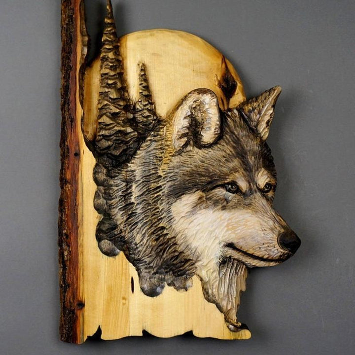 Kaiverrettu puinen seinäkoriste eläinten muodoissa