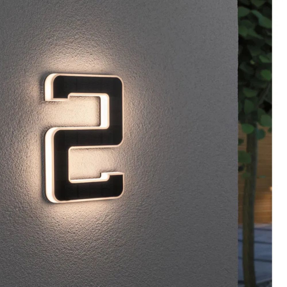 Aurinkovalaistu talonnumero LEDillä ja hämäräanturilla