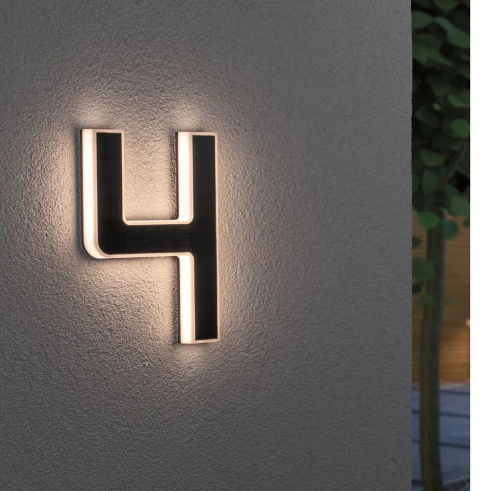 Aurinkovalaistu talonnumero LEDillä ja hämäräanturilla